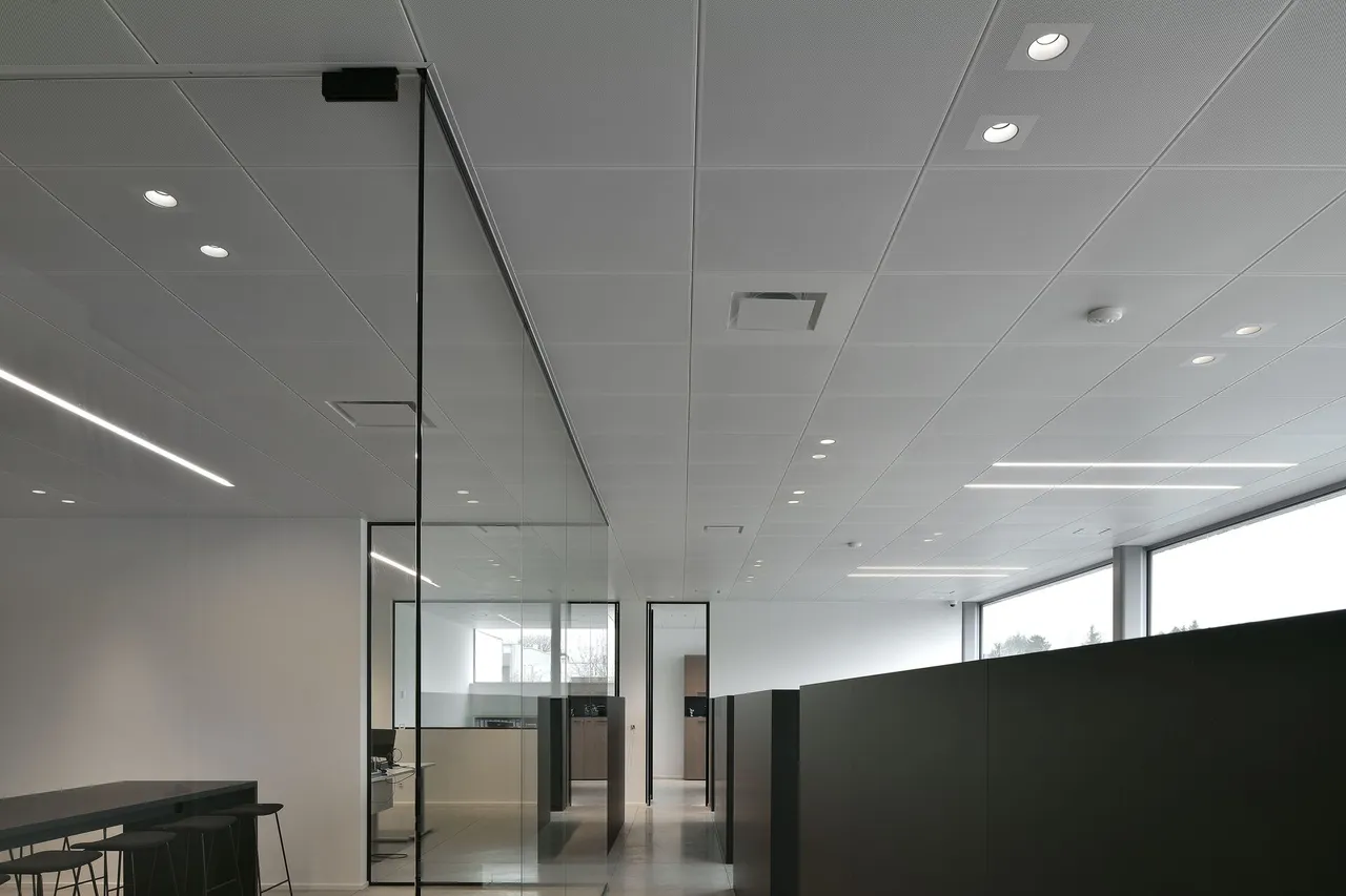 Tavan vektron cu ventilație integrată într-un spațiu de birouri